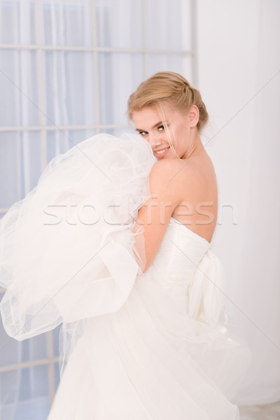Zâmbitor mireasă în picioare alb rochie de mireasa portret Imagine de stoc © deandrobot