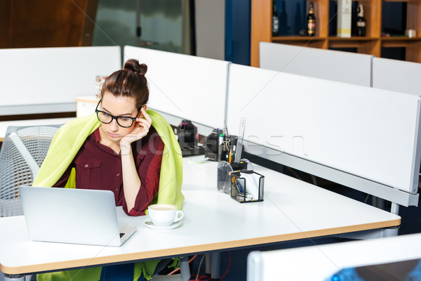 Geschäftsfrau arbeiten Laptop Gefühl kalten Büro Stock foto © deandrobot