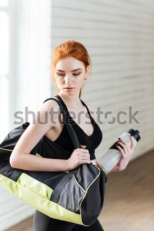 Jovem bastante mulher da aptidão esportes saco garrafa de água Foto stock © deandrobot