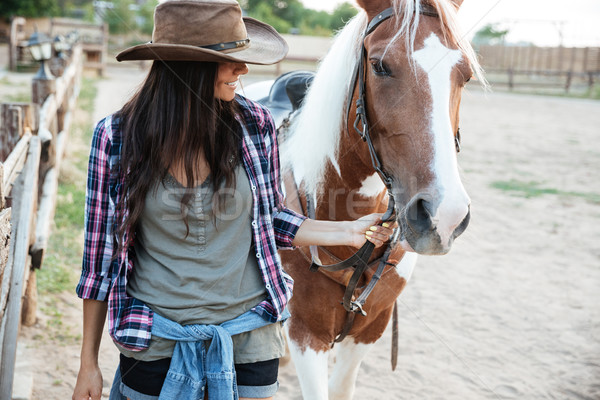 Jonge vrouw paard dorp meisje werk vrouwelijke Stockfoto © deandrobot