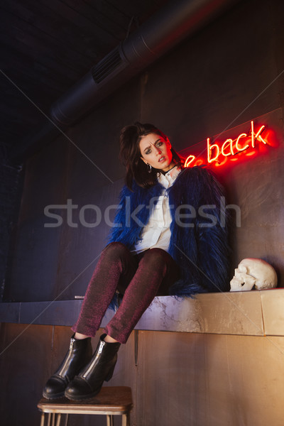 Gyönyörű fiatal nő ül pózol kint kép Stock fotó © deandrobot