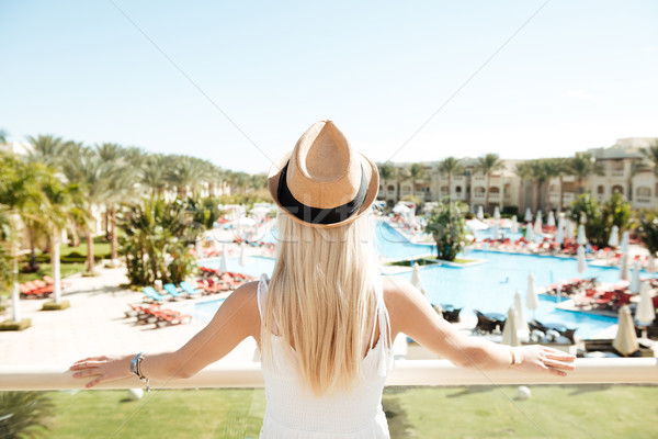 ストックフォト: 背面図 · 女性 · 帽子 · 立って · 夏 · リゾート