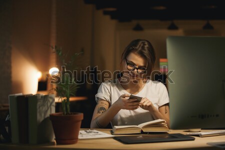 концентрированный женщину дизайнера говорить мобильного телефона изображение Сток-фото © deandrobot
