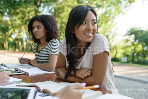 Foto stock: Grupo · jóvenes · estudiantes · sesión · estudiar