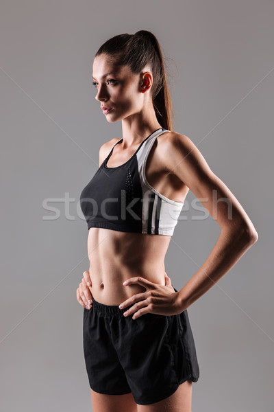 Porträt motiviert schlank Fitness Frau posiert stehen Stock foto © deandrobot