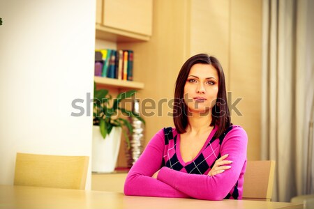 Pensativo mujer sesión mesa nina Foto stock © deandrobot