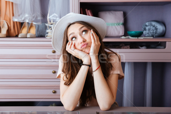 Mooie jonge vrouw denken iets kast jonge Stockfoto © deandrobot