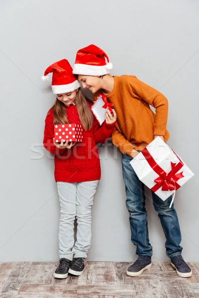 Szczęśliwy dzieci Święty mikołaj patrząc wewnątrz Zdjęcia stock © deandrobot