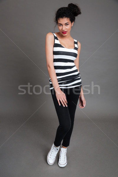Cute africaine femme permanent regarder caméra Photo stock © deandrobot