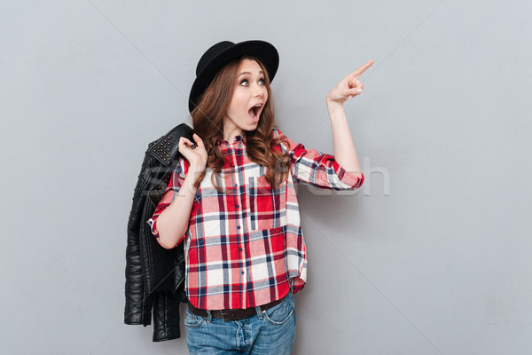 Mujer sombrero camisa senalando dedo Foto stock © deandrobot