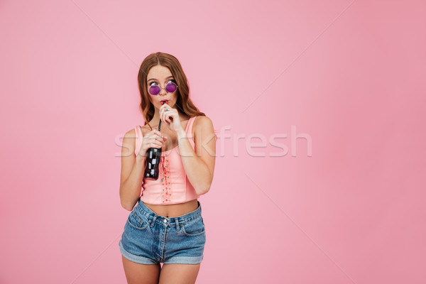 Portret młodych atrakcyjna kobieta okulary lata ubrania Zdjęcia stock © deandrobot