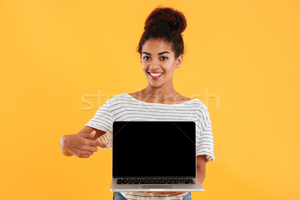 Jonge mooie dame krulhaar tonen laptop computer Stockfoto © deandrobot