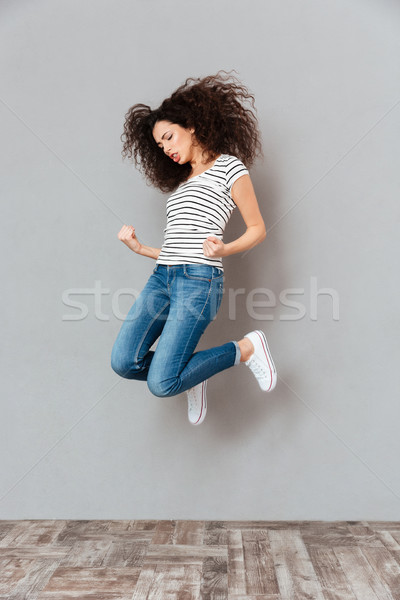 Geconcentreerde vrouw toevallig springen gevoel cool Stockfoto © deandrobot