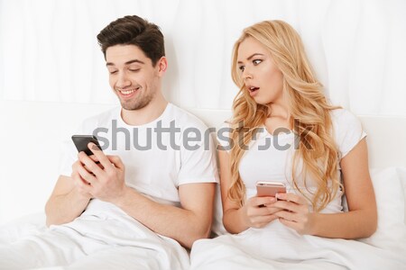 女性 ベッド スマートフォン 2 笑みを浮かべて ホーム ストックフォト © deandrobot