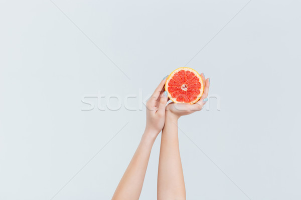 Femeie mâini grapefruit izolat alb Imagine de stoc © deandrobot