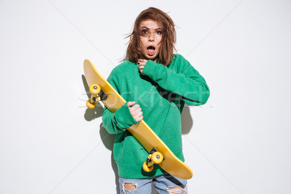 Atractiv patinator doamnă skateboard imagine verde Imagine de stoc © deandrobot