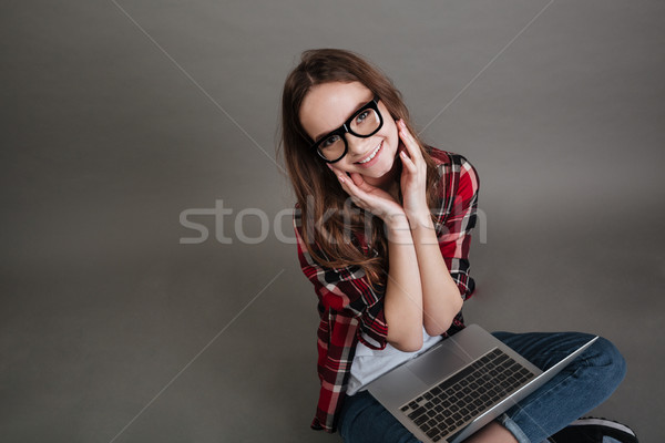 Uśmiechnięty młodych pani laptop obraz Zdjęcia stock © deandrobot