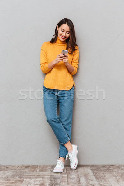 Afbeelding gelukkig brunette vrouw trui Stockfoto © deandrobot