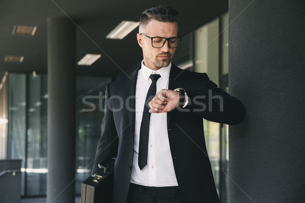 Foto stock: Retrato · bem · sucedido · jovem · empresário · terno · em · pé