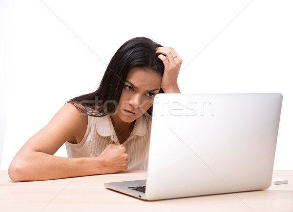 Foto stock: Zangado · mulher · sessão · tabela · laptop · branco