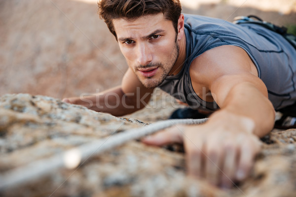 Hombre rock empinado acantilado pared Foto stock © deandrobot