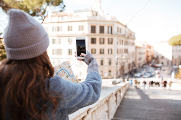 Kobieta turystycznych zdjęcia ekranu smartphone Zdjęcia stock © deandrobot