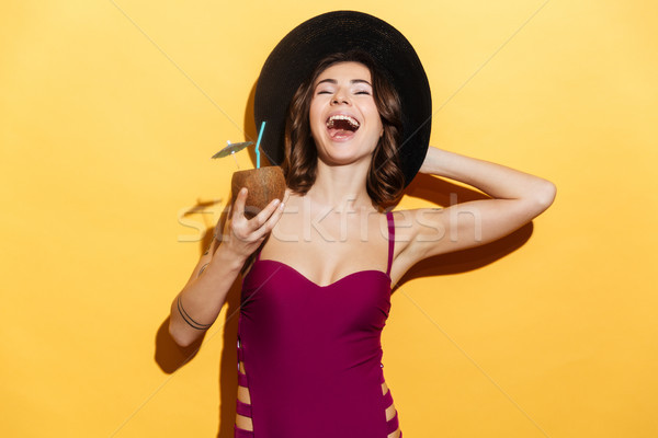 Portret râs fată costum de baie nucă de cocos Imagine de stoc © deandrobot
