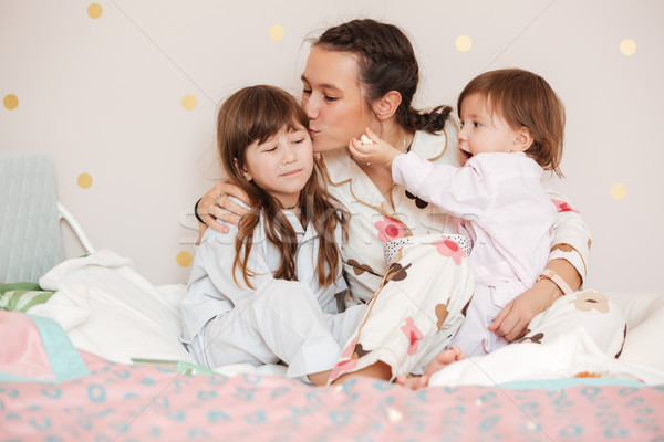 Mom Gärtnerei jungen Mutter Küssen Tochter Stock foto © deandrobot