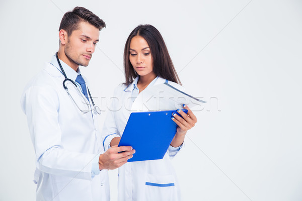 Portret dwa medycznych pracowników patrząc schowek Zdjęcia stock © deandrobot