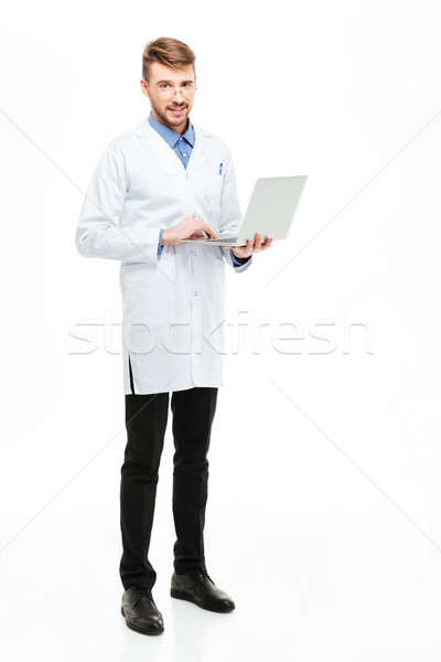[[stock_photo]]: Médecin · de · sexe · masculin · ordinateur · portable · portrait · regarder