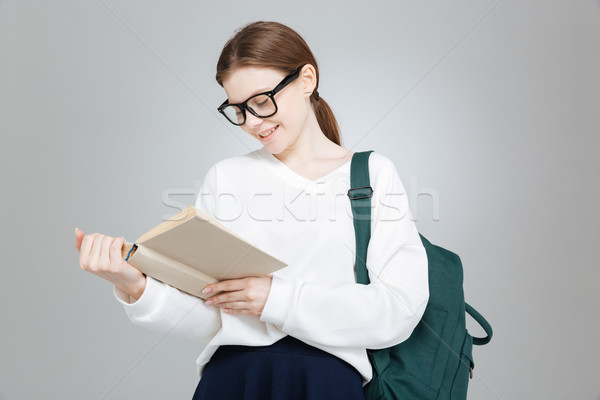 Foto stock: Alegre · óculos · mochila · leitura · livro