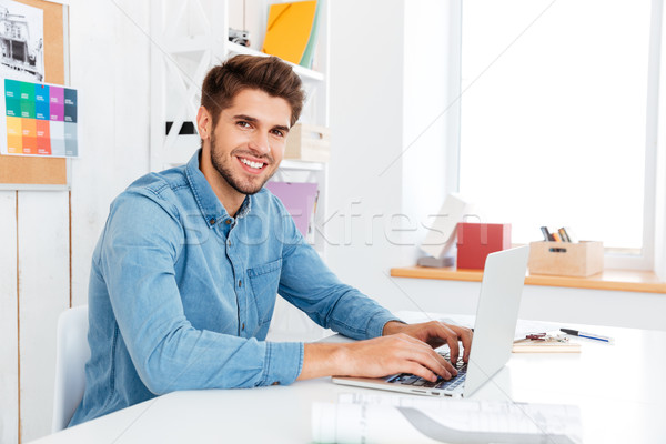 Jonge knap zakenman typen laptop naar Stockfoto © deandrobot