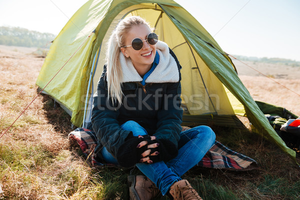 Frau Sonnenbrillen Stiefel Sitzung Zelt Campingplatz Stock foto © deandrobot