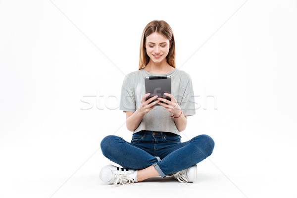 Genç kadın tablet yalıtılmış genç pozitif kadın Stok fotoğraf © deandrobot