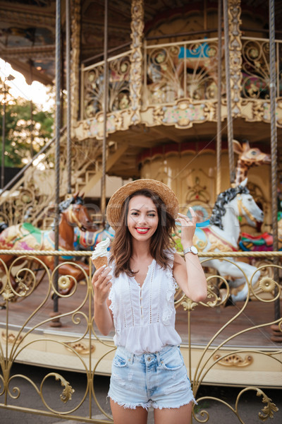 Glimlachend mooie meisje ijs permanente carrousel Stockfoto © deandrobot