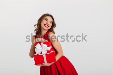 肖像 微笑 有吸引力的女孩 紅色 毛線衣 顯示 商業照片 © deandrobot