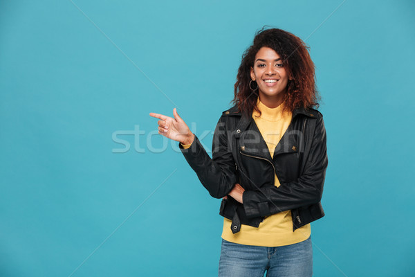 Animado surpreendente jovem africano mulher em pé Foto stock © deandrobot