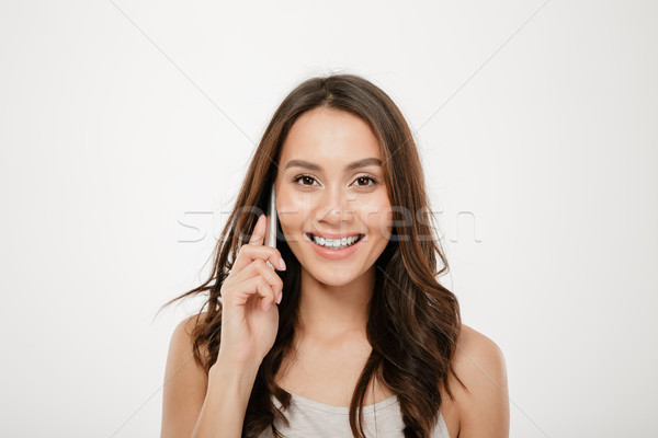Portré imádnivaló mosolygó nő hosszú barna haj beszél Stock fotó © deandrobot