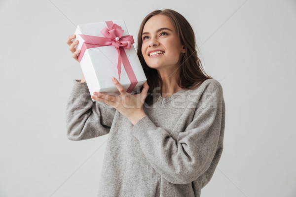 Mosolyog barna hajú nő pulóver tart ajándék doboz Stock fotó © deandrobot