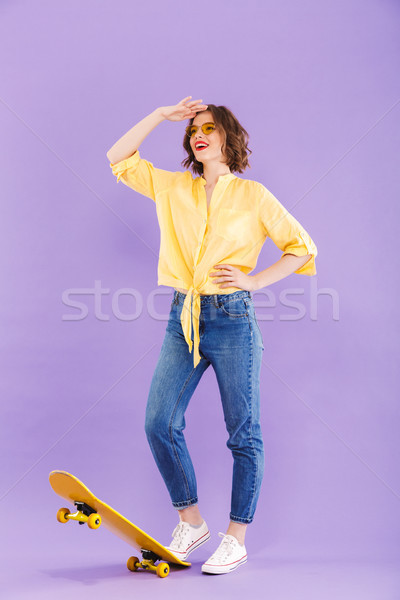 Foto stock: Retrato · alegre · jovem · em · pé · andar · de · skate