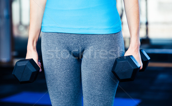 Imagine femeie în picioare gantere sală de gimnastică Imagine de stoc © deandrobot