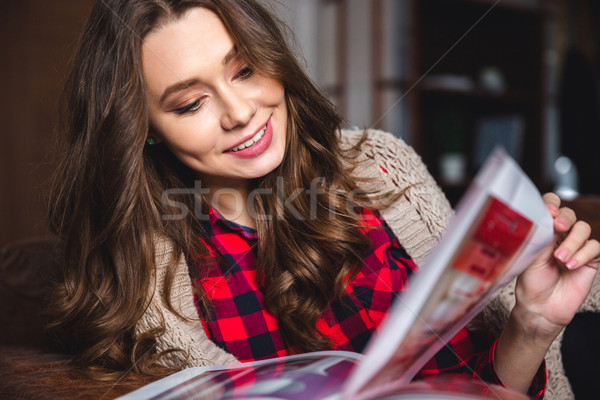 Vrouw lezing magazine home portret glimlachende vrouw Stockfoto © deandrobot