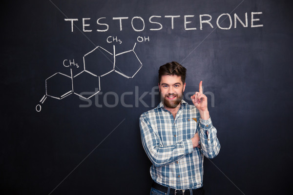 Hombre senalando estructura química pizarra sonriendo Foto stock © deandrobot