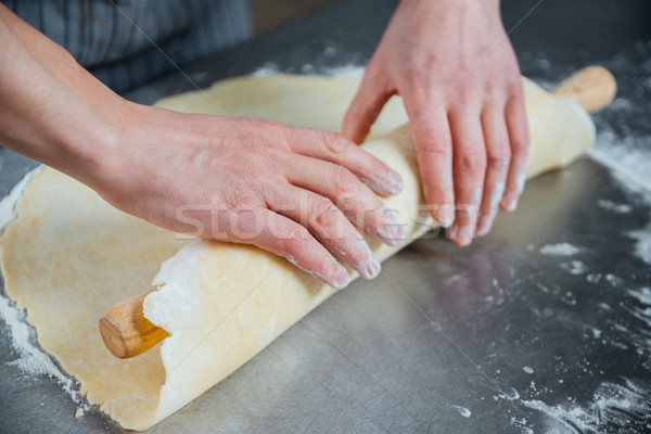 Homem mãos cozinhar pino do rolo tabela Foto stock © deandrobot