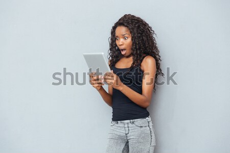 Afro amerikaanse vrouw tonen laptop computer grijs Stockfoto © deandrobot