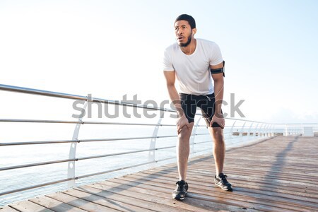 Sport om odihna funcţionare în picioare pod Imagine de stoc © deandrobot