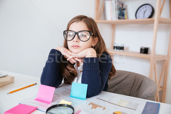 Stockfoto: Meisje · denken · tabel · vergadering · boek · potlood