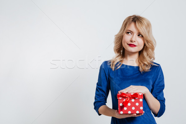 Mulher jovem caixa de presente imagem azul Foto stock © deandrobot