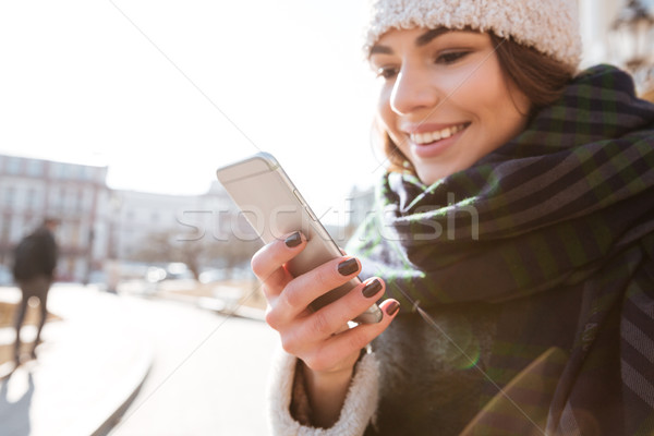 Vrolijk cute jonge vrouw mobiele telefoon stad najaar Stockfoto © deandrobot