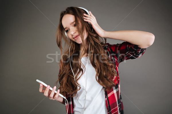 Foto stock: Alegre · jóvenes · dama · escuchar · música · auriculares